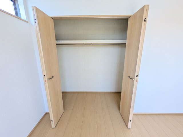 ひたちなか市津田2020番　新築戸建て　B号棟の収納|大容量のウォークインクローゼット。衣類はもちろん、スーツケースや季節の家電もまとめて収納でき、居室空間をすっきりと保ちます。