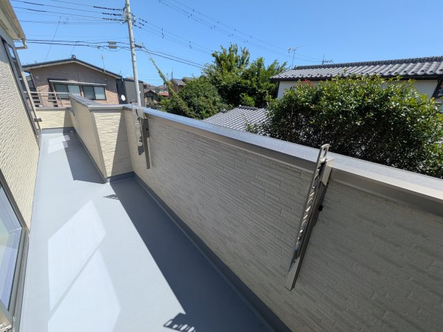 ひたちなか市津田2020番　新築戸建て　B号棟のバルコニー|洗濯物も布団もまとめて干せるワイド設計。
広々としたワイドバルコニーで、家事の効率が上がり、日々の暮らしが快適になります。
