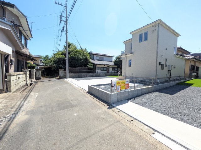 ひたちなか市津田2020番　新築戸建て　B号棟の前面道路含む現地写真|現地完成済で建物や駐車場、お庭も全てご覧いただけます。。
本日のご見学も可能です♪
お気軽にお電話またはお問い合わせください。