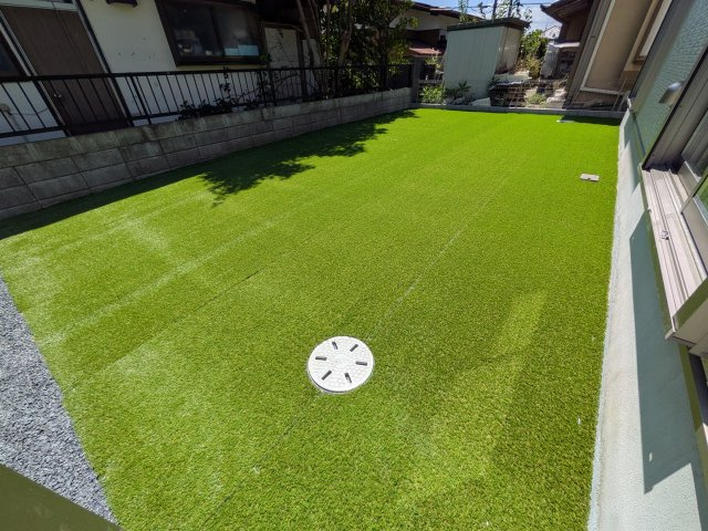 ひたちなか市津田2020番　新築戸建て　B号棟の庭|リビングに明るい光を届ける南庭。
お子様の遊び場やペットのスペースとしても最適です。
室内外で心地よい暮らしが叶います。