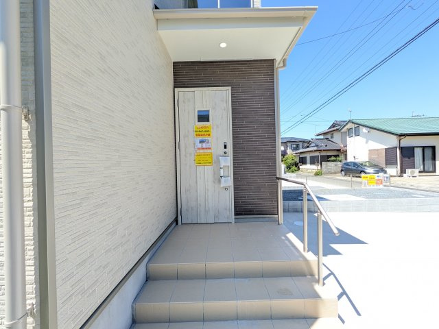 ひたちなか市津田2020番　新築戸建て　B号棟の玄関|お洒落な玄関ドアと洗練された外壁デザイン。家の顔にふさわしい上質な佇まいで、ご家族やお客様を迎えます。