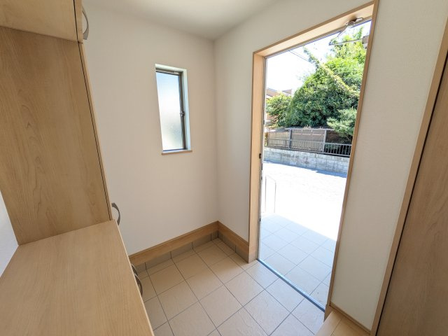 ひたちなか市津田2020番　新築戸建て　B号棟の玄関|家族全員の靴がスッキリ片付く大容量シューズボックス完備。
お客様を気持ちよく迎えられる、明るく清潔感あふれる玄関です。