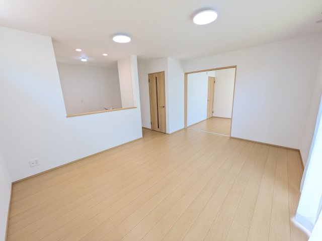 ひたちなか市津田2020番　新築戸建て　B号棟の居間・リビング|居心地の良いデザインと機能性を両立。ご友人を招いたり、趣味を楽しんだり、様々なシーンで活躍する団らんの中心地です。