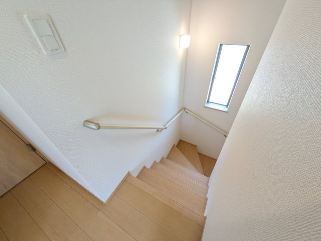 ひたちなか市津田2020番　新築戸建て　B号棟の内装|窓付きで明るい階段は、手すり付きでお子様からご年配の方まで安心して上り下りができます♪