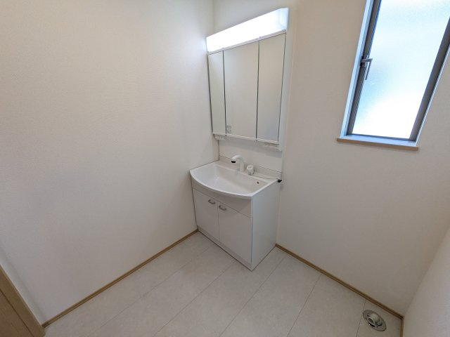 ひたちなか市津田2020番　新築戸建て　B号棟の独立洗面台|三面鏡の洗面化粧台はミラー扉の内側がすべて収納スペースになっており、収納力も魅力的です♪
ボックスティッシュも収納可能で、可変トレイは収納物に応じて高さ調整ができます！
取り外して洗えるので清潔です♪