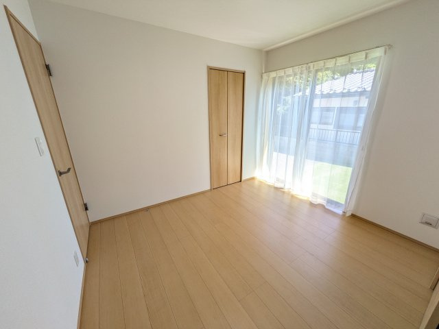 ひたちなか市津田2020番　新築戸建て　B号棟の洋室|リビングと繋がる多目的スペース。引き戸を開ければ広々LDK、閉じれば客間や書斎、お子様の遊び場に早変わりします。