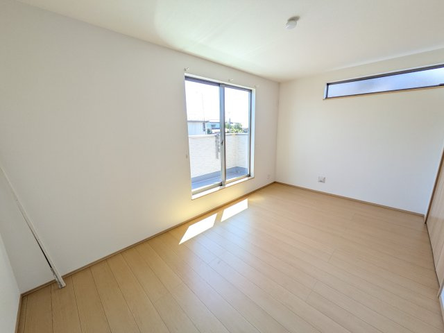ひたちなか市津田2020番　新築戸建て　B号棟の洋室|バルコニーに面した２面採光で明るく開放的な洋室です♪