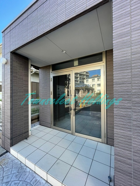藤沢市片瀬の賃貸マンションのエントランス