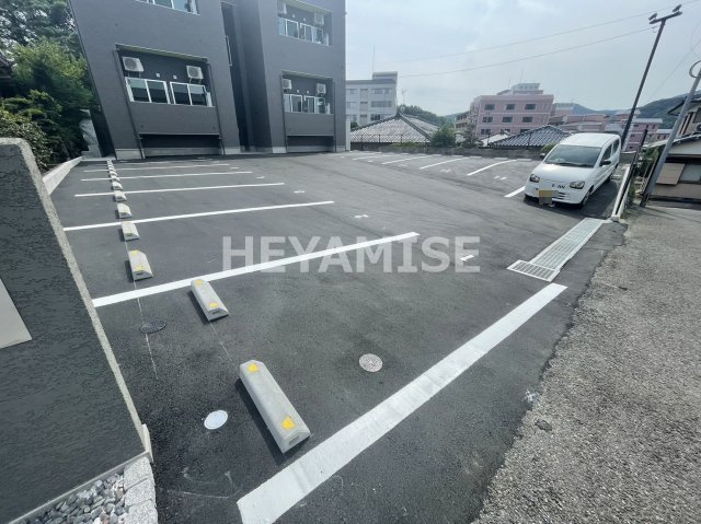 modern palazzo 諫早BRILLERの駐車場