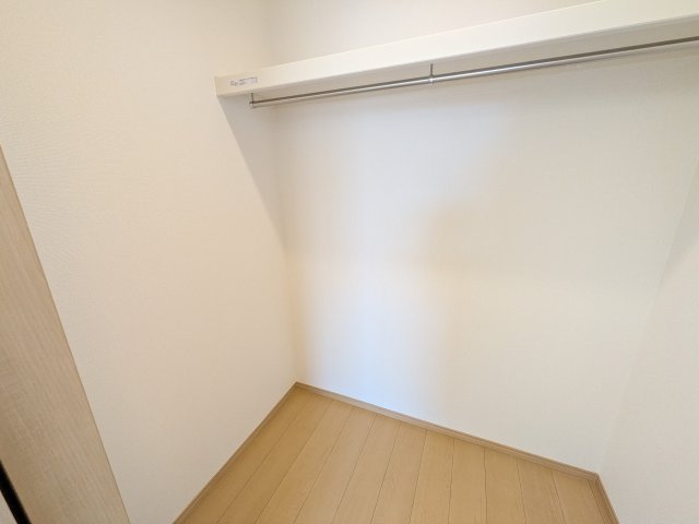ひたちなか市相金町33番　新築戸建て　A号棟の収納|大容量のウォークインクローゼット。衣類はもちろん、スーツケースや季節の家電もまとめて収納でき、居室空間をすっきりと保ちます。