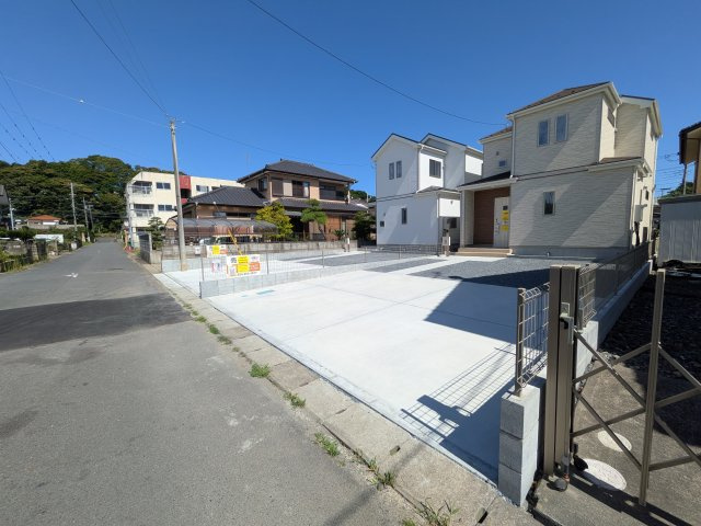 ひたちなか市相金町33番　新築戸建て　A号棟の前面道路含む現地写真|現地完成済で建物や駐車場、お庭も全てご覧いただけます。。
本日のご見学も可能です♪
お気軽にお電話またはお問い合わせください。