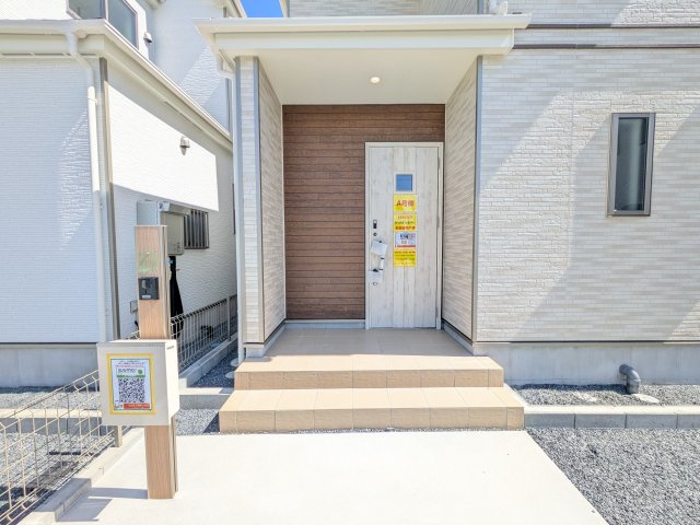 ひたちなか市相金町33番　新築戸建て　A号棟の玄関|お洒落な玄関ドアと洗練された外壁デザイン。家の顔にふさわしい上質な佇まいで、ご家族やお客様を迎えます。