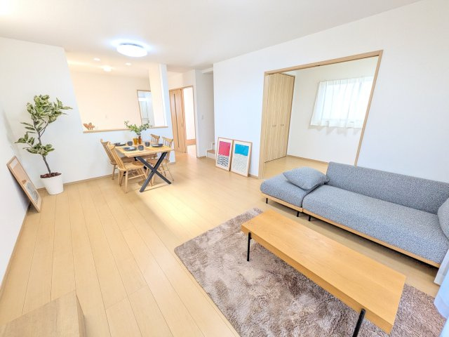 ひたちなか市相金町33番　新築戸建て　A号棟の居間・リビング|居心地の良いデザインと機能性を両立。ご友人を招いたり、趣味を楽しんだり、様々なシーンで活躍する団らんの中心地です。