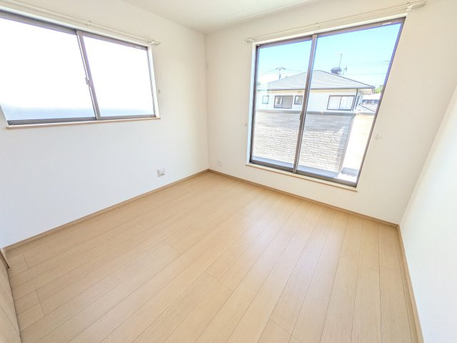 ひたちなか市相金町33番　新築戸建て　A号棟の洋室|たっぷり収納と明るい窓で、片付けも気持ち良くできる洋室。
お子様の「自分の部屋が欲しい」という夢を叶えます。
