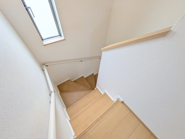 ひたちなか市相金町33番　新築戸建て　A号棟の内装|窓付きで明るい階段は、手すり付きでお子様からご年配の方まで安心して上り下りができます♪