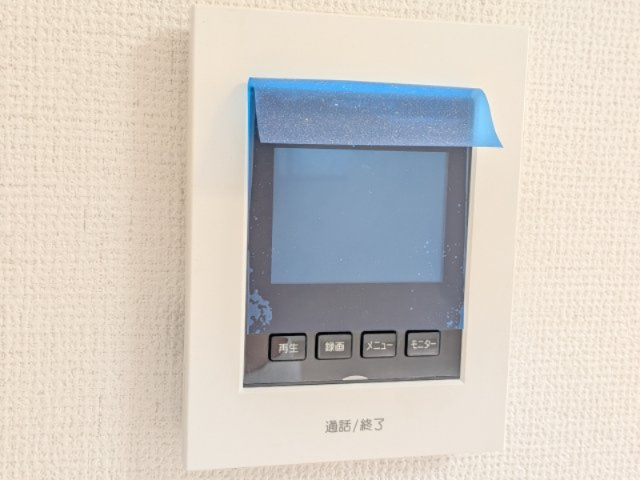 ひたちなか市相金町33番　新築戸建て　A号棟のセキュリティ|カラーの画面で来客の顔を確認してから会話できる安心感。
玄関を開ける前にチェックできるので、セールスなどにも対応しやすいです。