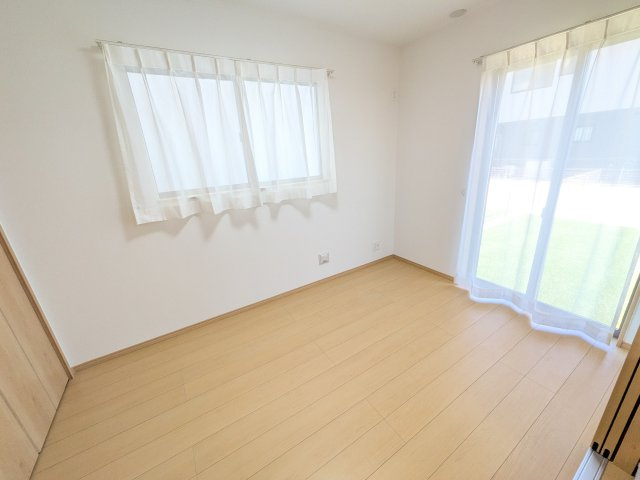 ひたちなか市相金町33番　新築戸建て　A号棟の洋室|リビングと繋がる多目的スペース。引き戸を開ければ広々LDK、閉じれば客間や書斎、お子様の遊び場に早変わりします。