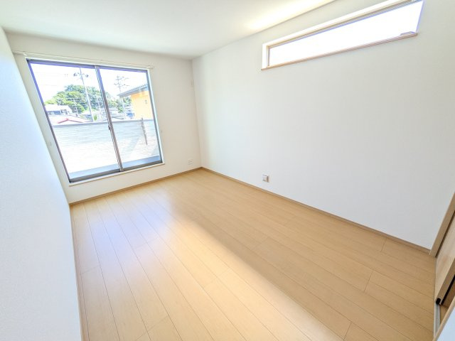 ひたちなか市相金町33番　新築戸建て　A号棟の洋室|バルコニーに面した２面採光で明るく開放的な洋室です♪