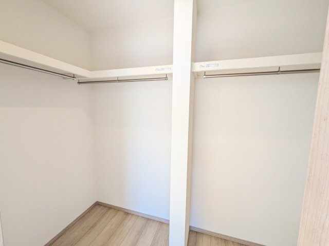 ひたちなか市相金町33番　新築戸建て　B号棟の収納|大容量のウォークインクローゼット。衣類はもちろん、スーツケースや季節の家電もまとめて収納でき、居室空間をすっきりと保ちます。