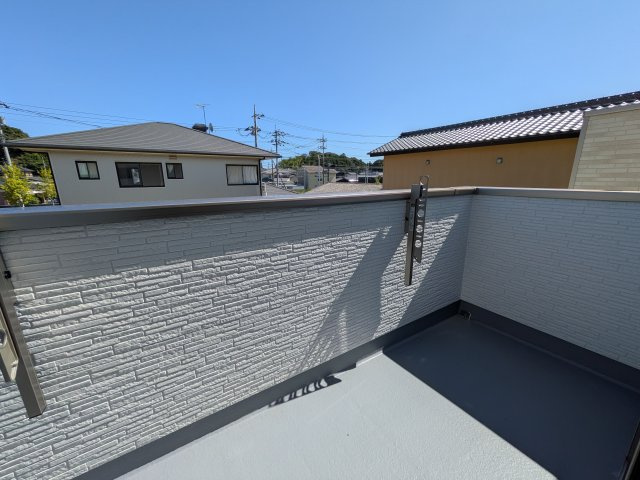 ひたちなか市相金町33番　新築戸建て　B号棟のバルコニー|洗濯物も布団もまとめて干せるワイド設計。
広々としたワイドバルコニーで、家事の効率が上がり、日々の暮らしが快適になります。