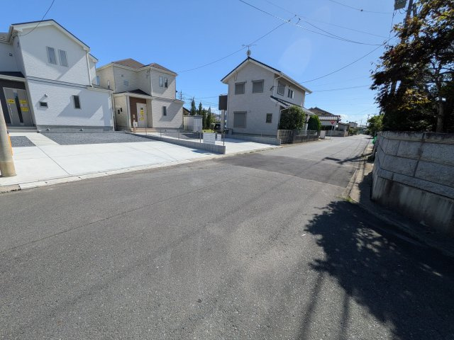 ひたちなか市相金町33番　新築戸建て　B号棟の前面道路含む現地写真|現地完成済で建物や駐車場、お庭も全てご覧いただけます。。
本日のご見学も可能です♪
お気軽にお電話またはお問い合わせください。