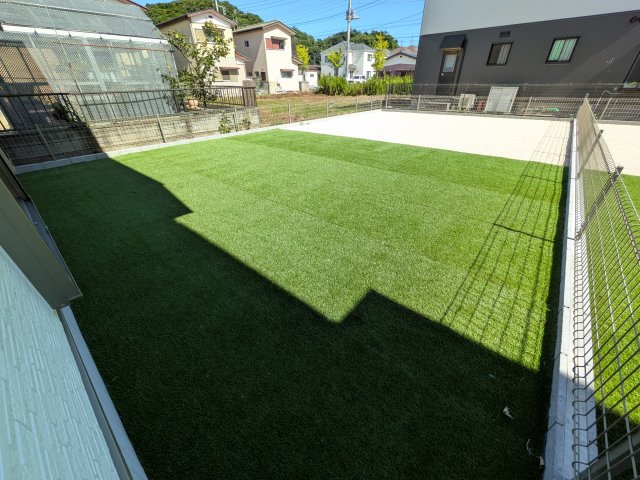 ひたちなか市相金町33番　新築戸建て　B号棟の庭|リビングに明るい光を届ける南庭。
お子様の遊び場やペットのスペースとしても最適です。
室内外で心地よい暮らしが叶います。