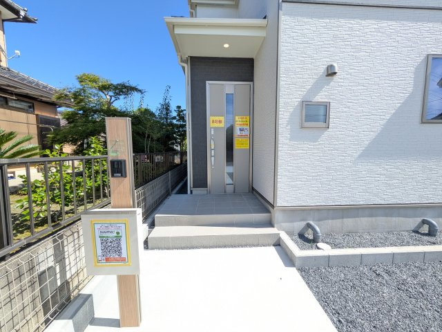 ひたちなか市相金町33番　新築戸建て　B号棟の玄関|お洒落な玄関ドアと洗練された外壁デザイン。家の顔にふさわしい上質な佇まいで、ご家族やお客様を迎えます。
