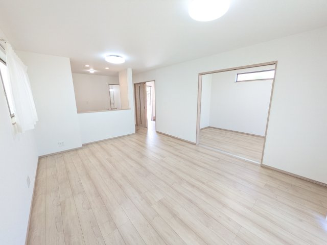 ひたちなか市相金町33番　新築戸建て　B号棟の居間・リビング|居心地の良いデザインと機能性を両立。ご友人を招いたり、趣味を楽しんだり、様々なシーンで活躍する団らんの中心地です。