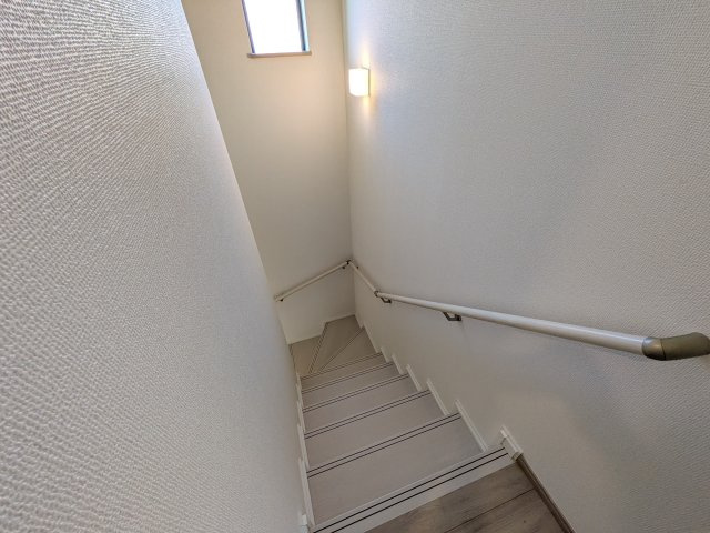 ひたちなか市相金町33番　新築戸建て　B号棟の内装|窓付きで明るい階段は、手すり付きでお子様からご年配の方まで安心して上り下りができます♪