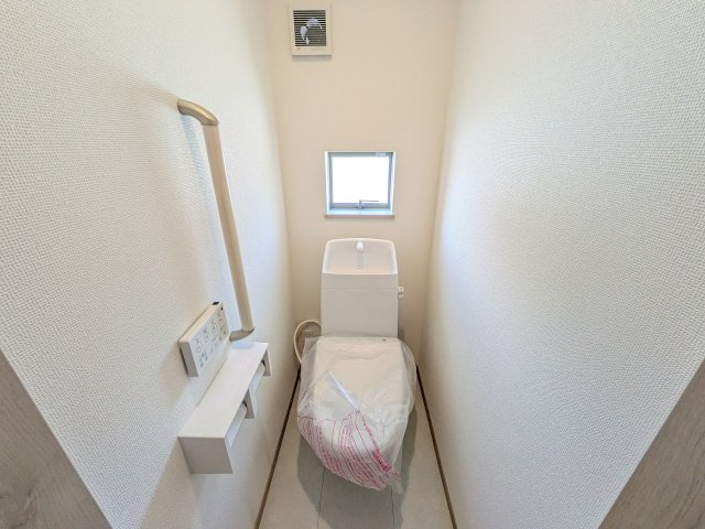 ひたちなか市相金町33番　新築戸建て　B号棟のトイレ|高い節水性能で、水道代を大幅にカット。環境とお財布に優しく、家計をしっかりサポートします。