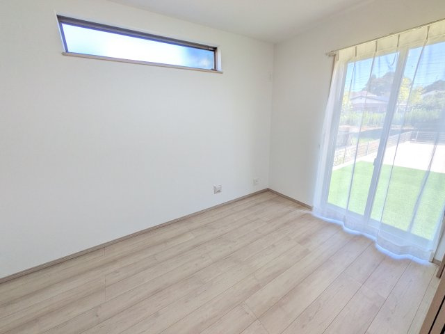 ひたちなか市相金町33番　新築戸建て　B号棟の洋室|リビングと繋がる多目的スペース。引き戸を開ければ広々LDK、閉じれば客間や書斎、お子様の遊び場に早変わりします。