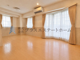 【居間・リビング】 | ワコーレパークブルー王子公園 | LDKは20.5帖確保♪※画像は実際の写真に家具・調度品を消去するAI加工を施しています