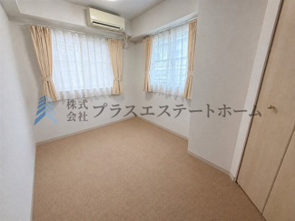 【洋室】 | ワコーレパークブルー王子公園 | ウォークインクローゼット完備♪※画像は実際の写真に家具・調度品を消去するAI加工を施しています