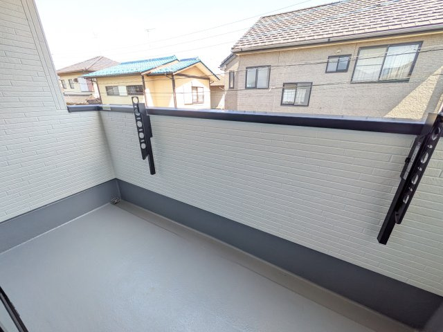 取手市新取手　1丁目　01期　新築戸建てのバルコニー|広々としたワイドバルコニーは、日当たり良好で毎日の洗濯物干しに最適です。