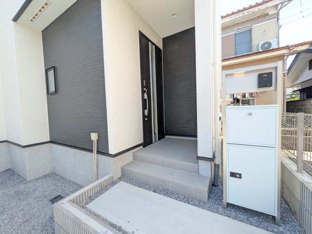 取手市新取手　1丁目　01期　新築戸建ての玄関|玄関ドアはカードキーで開閉も楽々♪
スマホでの開錠と施錠も可能です！
玄関上部には人感センサー付きのダウンライトがあるので、夜間の帰宅時に自動で点灯してくれます♪
防犯対策面にも一役買ってくれます！