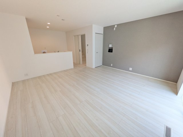 取手市新取手　1丁目　01期　新築戸建ての居間・リビング|南向きで明るく陽当たりの良いリビングです♪