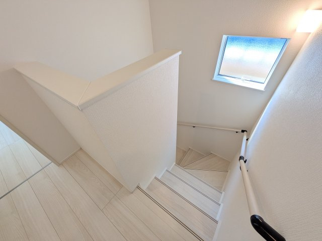 取手市新取手　1丁目　01期　新築戸建ての内装|窓付きで明るい階段は、手すり付きでお子様からご年配の方まで安心して上り下りができます♪