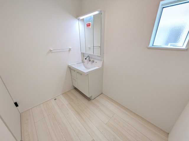 取手市新取手　1丁目　01期　新築戸建ての独立洗面台|人気の三面鏡の洗面化粧台は鏡の裏側がすべて収納になっており、収納力も魅力的です♪
水栓はシャワーヘッドになっており朝シャンも可能です！