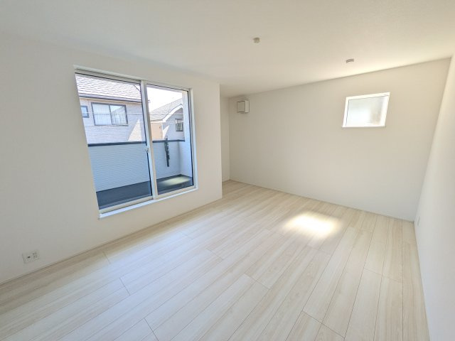 取手市新取手　1丁目　01期　新築戸建ての洋室|バルコニーに面した２面採光で明るく開放的な洋室です♪