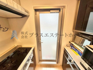 【キッチン】 | ディアエスタミオ新長田 | キッチンからバルコニーにつながる勝手口♪毎日のゴミ捨ても楽々です♪