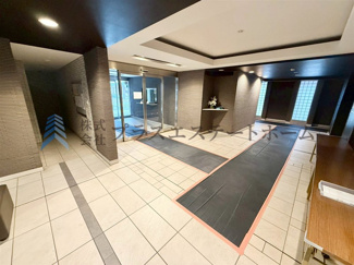 【エントランス】 | ディアエスタミオ新長田 | 折り上げ天井で空間に広がりを感じさせ、視覚的に天井を高く見せる効果があります♪