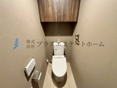 【トイレ】 | ワコーレ新神戸マスターズレジデンス | 温水洗浄便座付きで、通年快適に利用できます。棚があるので、ペーパー類などをすっきりと収納できます♪