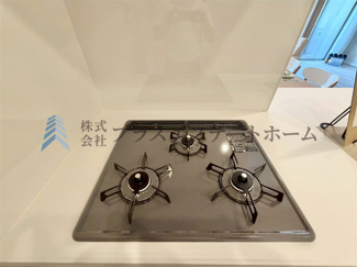 【キッチン】 | ウインヒルズジェームス山  | 便利な3口コンロが搭載されています♪お弁当と朝食準備、おかずと汁物など、同時調理が捗りそうです♪