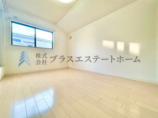 【洋室】 | 垂水区西舞子3丁目戸建 | 【リフォーム前の写真です】木目調のフローリング材を使用しており、暖かく落ち着いた雰囲気のお部屋です♪