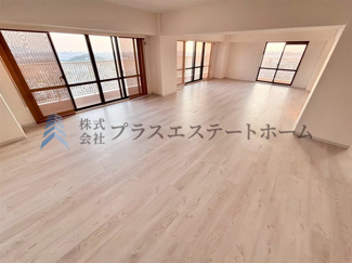 【居間・リビング】 | 須磨パークヒルズC棟 | 30階南西角部屋♪広々約60帖のリビング♪どんなレイアウトにも変更しやすいですね♪