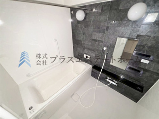 【浴室】 | 須磨パークヒルズC棟 | アクセント壁が御影石調で高級感があります♪浴室乾燥機付きユニットバスで雨の日のお洗濯にも大活躍♪