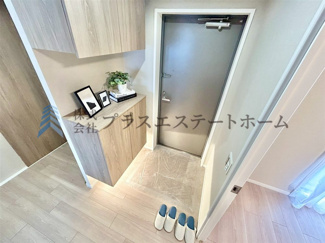 【玄関】 | ワコーレラグナ離宮南 | すっきりとした印象の玄関です♪下足入れが備わっており、ご家族の靴をまとめて収納できます♪