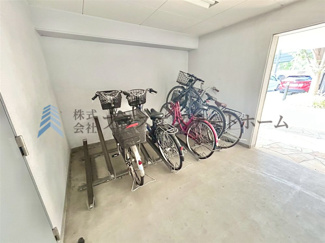 【駐輪場】 | ワコーレラグナ離宮南 | 半屋内の自転車置き場♪防犯面や雨風から守りながら保管できます♪