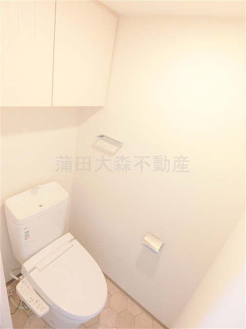 AXAS蒲田南のトイレ|吊戸棚収納と温水洗浄便座付きのトイレ