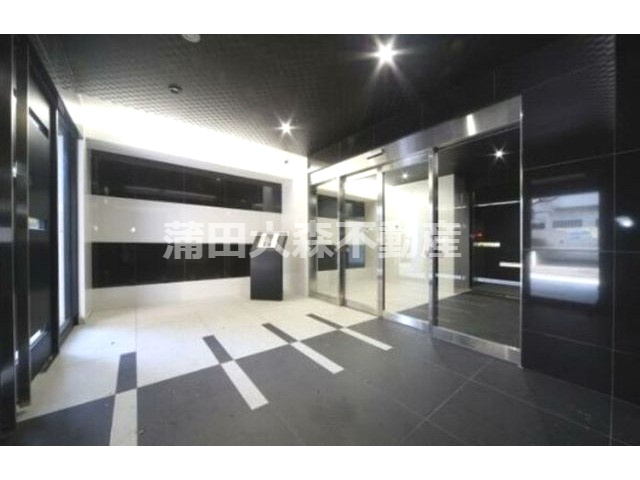 AXAS蒲田南のエントランス|防犯カメラTVモニター付オートロック宅配BOXメールBOX管理人室　エントランス